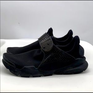 Nike black athletic shoe